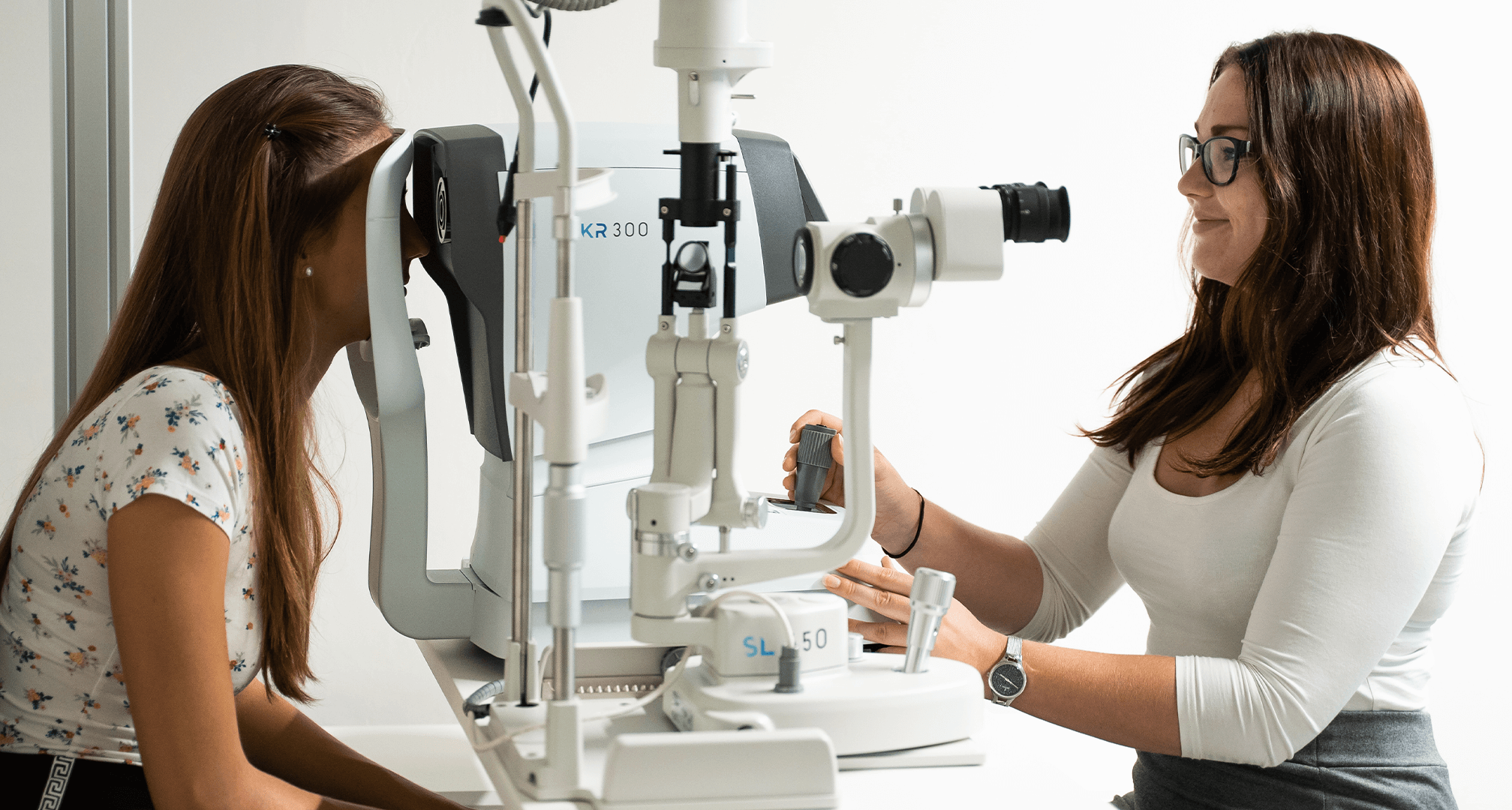 optometrista realizando un examen ocular a un paciente