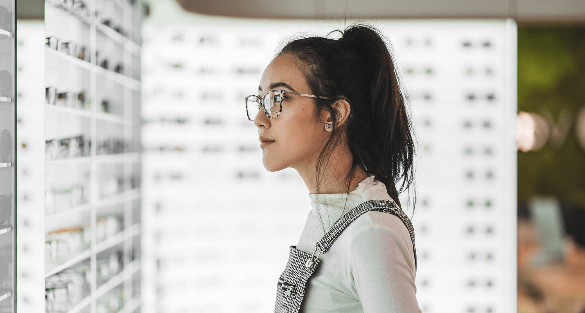 persona buscando gafas en exposición